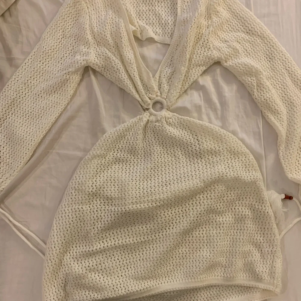 NWOT White Woven Beach Coverup with Ring and Tassle - Picture 2 of 4